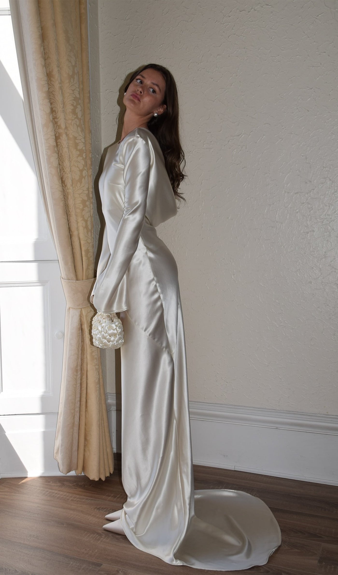 White Satin Long Sleeved Slim Evening Dress