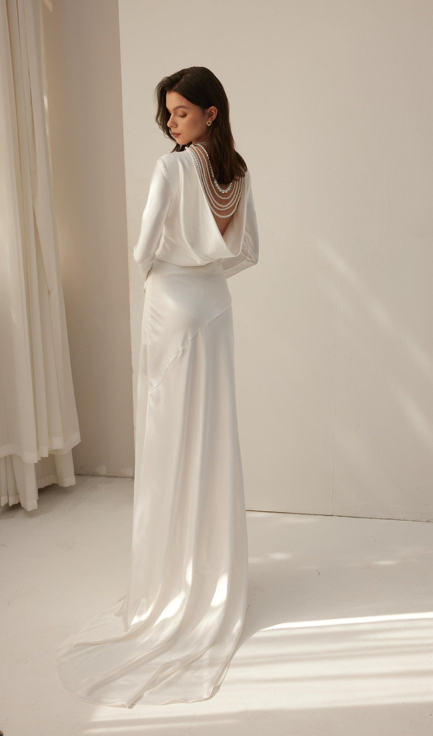 White Satin Long Sleeved Slim Evening Dress